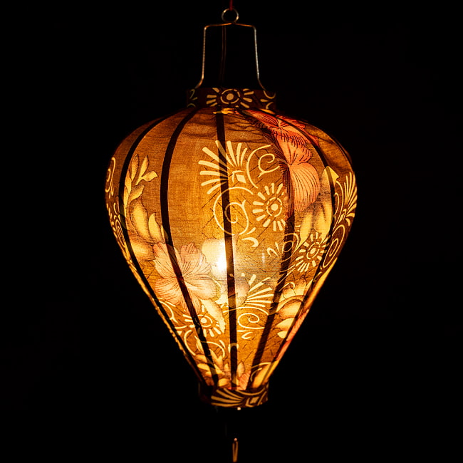 華やかな柄入り　ベトナム伝統のホイアン・ランタン(提灯) -  ほおずき型〔花模様〕 3 - 幻想的な趣がありますね。