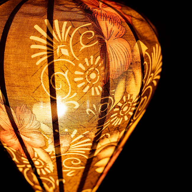 華やかな柄入り　ベトナム伝統のホイアン・ランタン(提灯) -  ほおずき型〔花模様〕 4 - 拡大したところです
