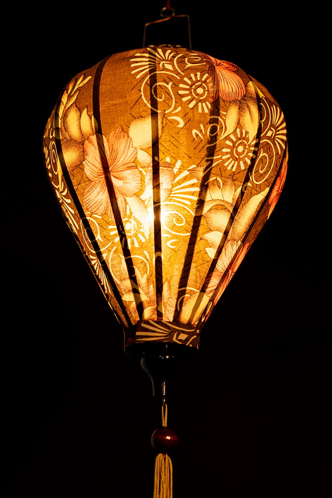 華やかな柄入り　ベトナム伝統のホイアン・ランタン(提灯) -  ほおずき型〔花模様〕 5 - 角度を変えてみてみました。