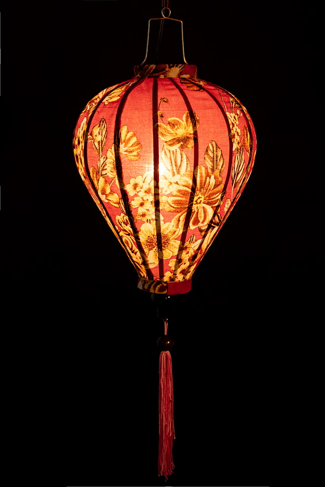 華やかな柄入り　ベトナム伝統のホイアン・ランタン(提灯) -  ほおずき型〔花模様〕 2 - 点灯してみました。アジアンなムードたっぷりのランタンです。