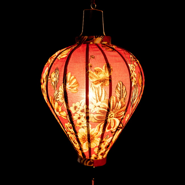 華やかな柄入り　ベトナム伝統のホイアン・ランタン(提灯) -  ほおずき型〔花模様〕 3 - 幻想的な趣がありますね。