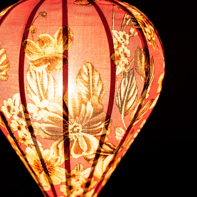 華やかな柄入り　ベトナム伝統のホイアン・ランタン(提灯) -  ほおずき型〔花模様〕 4 - 拡大したところです