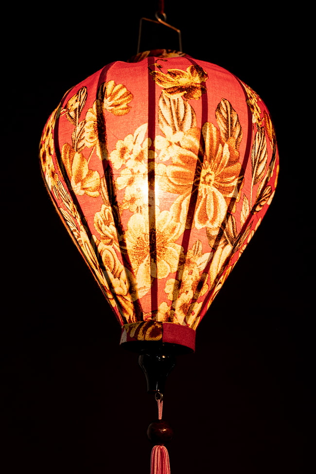 華やかな柄入り　ベトナム伝統のホイアン・ランタン(提灯) -  ほおずき型〔花模様〕 5 - 角度を変えてみてみました。