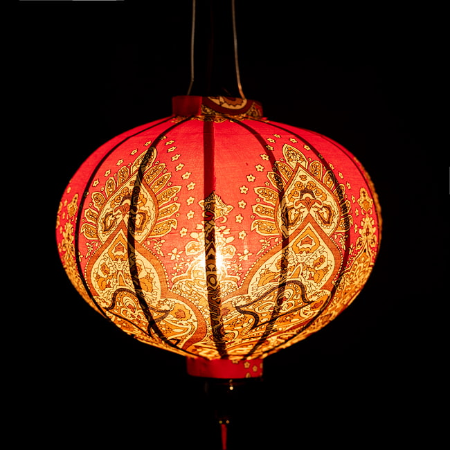 華やかな柄入り　ベトナム伝統のホイアン・ランタン〔提灯〕 - 丸型〔アラベスク模様〕 3 - 幻想的な趣がありますね。