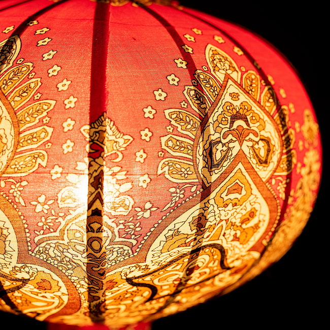 華やかな柄入り　ベトナム伝統のホイアン・ランタン〔提灯〕 - 丸型〔アラベスク模様〕 4 - 拡大したところです