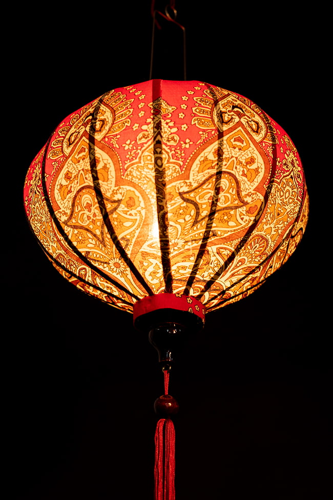 華やかな柄入り　ベトナム伝統のホイアン・ランタン〔提灯〕 - 丸型〔アラベスク模様〕 5 - 角度を変えてみてみました。