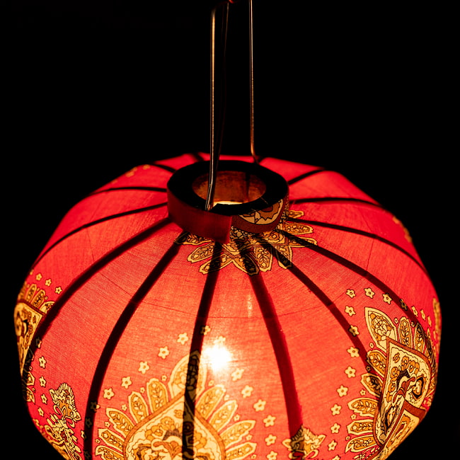 華やかな柄入り　ベトナム伝統のホイアン・ランタン〔提灯〕 - 丸型〔アラベスク模様〕 6 - 上からの写真です