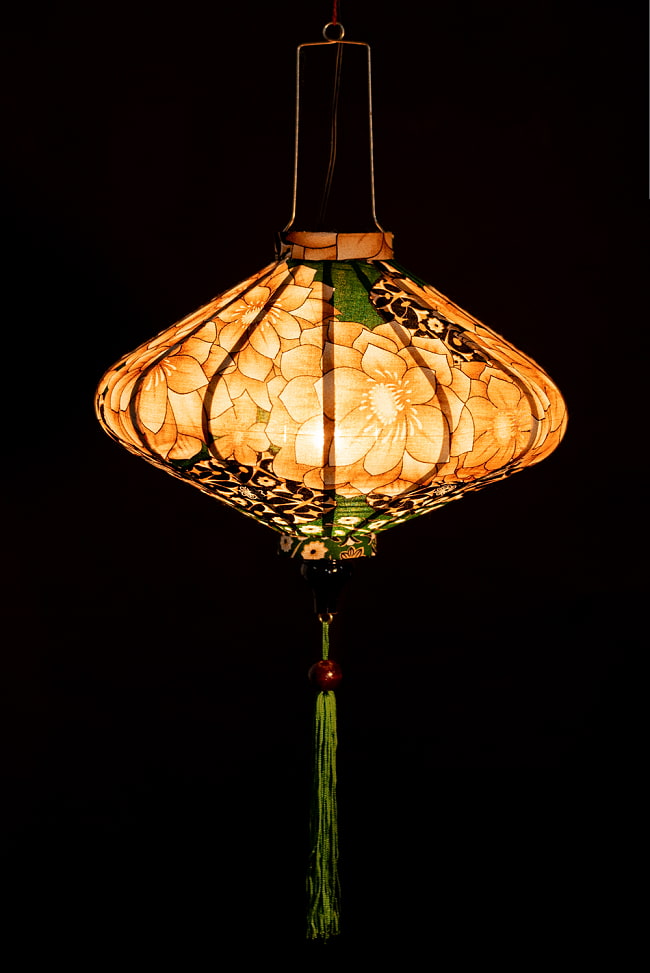 華やかな柄入り　ベトナム伝統のホイアン・ランタン〔提灯〕 - 薄ひし形〔ロータス模様〕 2 - 点灯してみました。アジアンなムードたっぷりのランタンです。