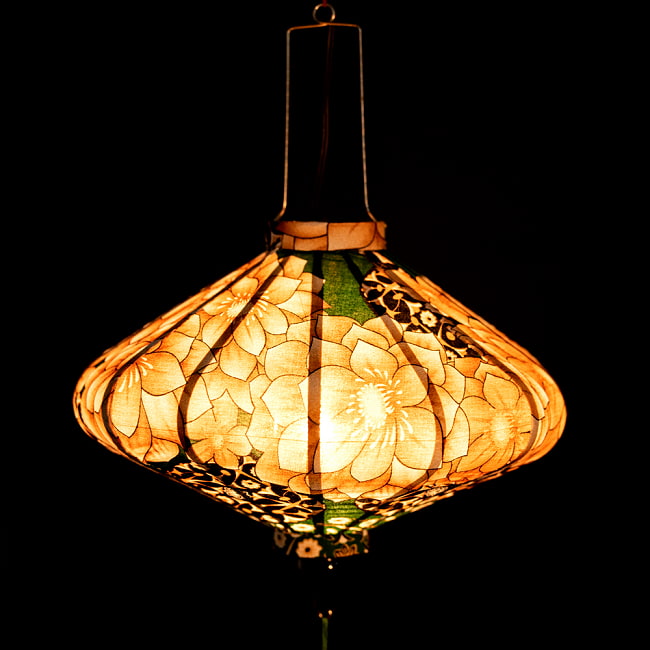 華やかな柄入り　ベトナム伝統のホイアン・ランタン〔提灯〕 - 薄ひし形〔ロータス模様〕 3 - 幻想的な趣がありますね。