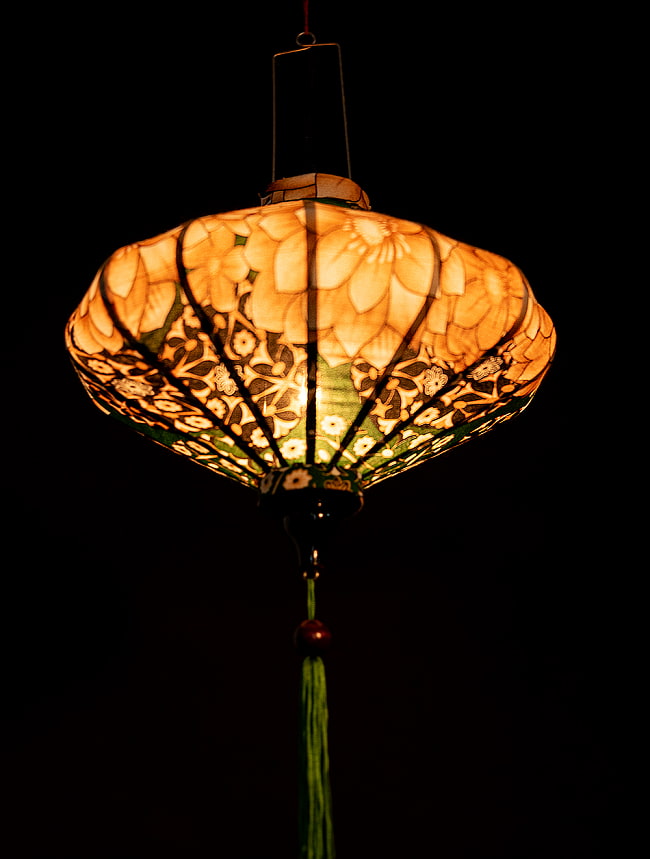 華やかな柄入り　ベトナム伝統のホイアン・ランタン〔提灯〕 - 薄ひし形〔ロータス模様〕 5 - 角度を変えてみてみました。