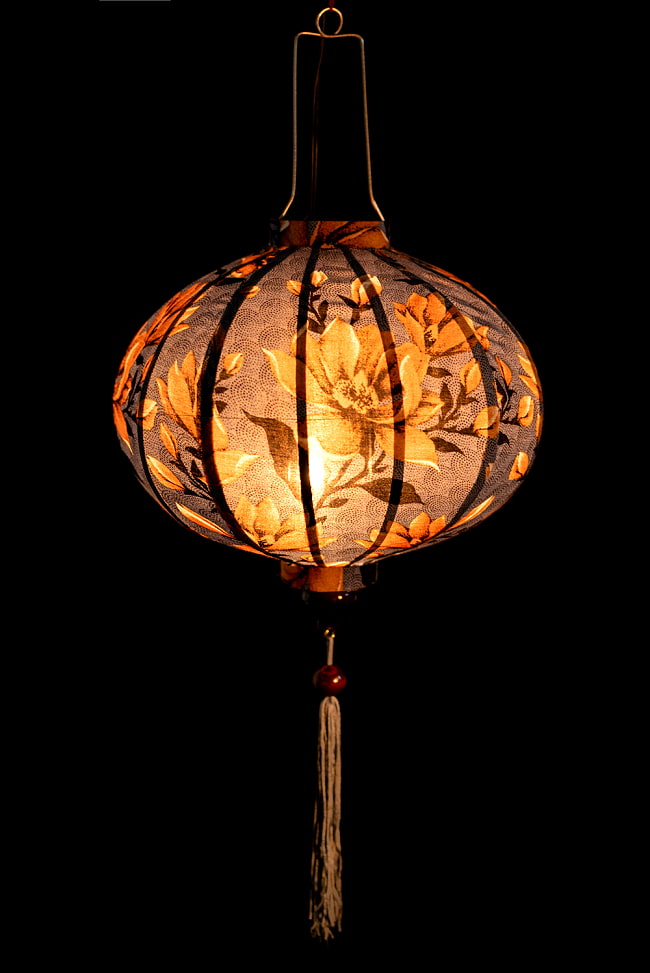 華やかな柄入り　ベトナム伝統のホイアン・ランタン〔提灯〕 - 丸型〔花模様〕 2 - 点灯してみました。アジアンなムードたっぷりのランタンです。