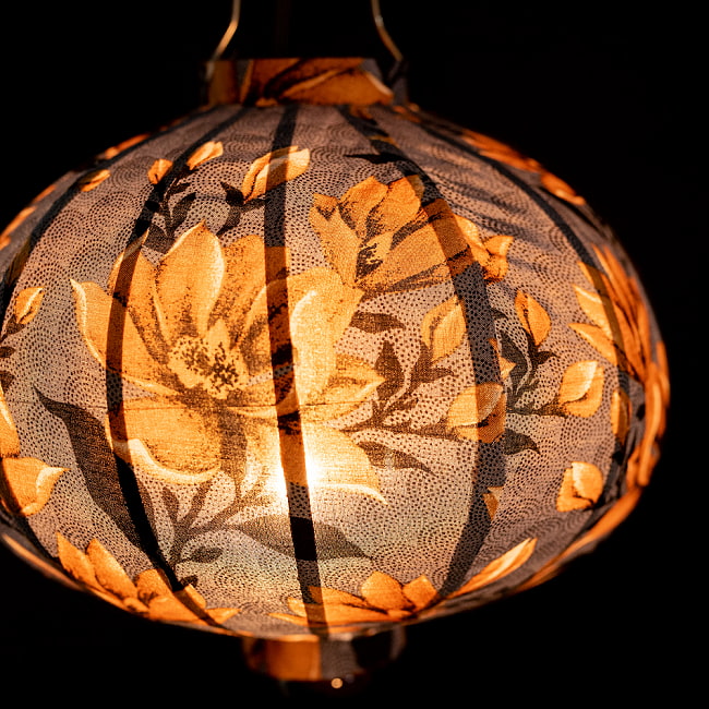 華やかな柄入り　ベトナム伝統のホイアン・ランタン〔提灯〕 - 丸型〔花模様〕 4 - 拡大したところです