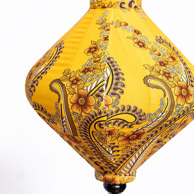 華やかな柄入り　ベトナム伝統のホイアン・ランタン〔提灯〕 - ダイヤ型〔アラベスク模様〕 10 - 生地の拡大写真です