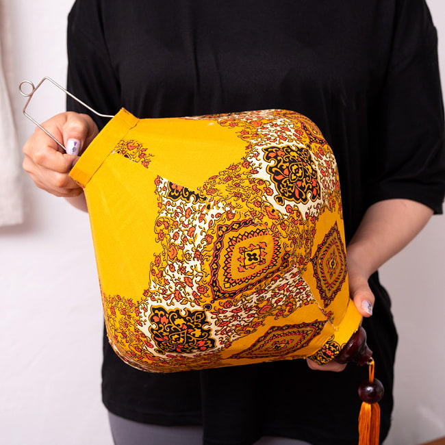 華やかな柄入り　ベトナム伝統のホイアン・ランタン〔提灯〕 - ダイヤ型〔アラベスク模様〕 13 - このくらいのサイズ感になります（以下、同ジャンル品の写真です。）