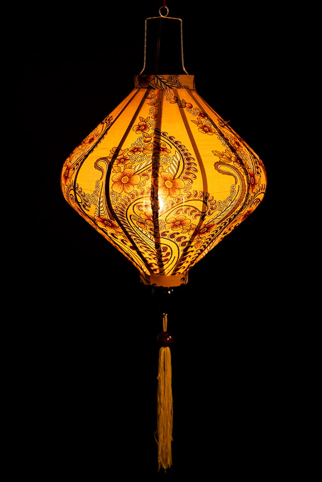 華やかな柄入り　ベトナム伝統のホイアン・ランタン〔提灯〕 - ダイヤ型〔アラベスク模様〕 2 - 点灯してみました。アジアンなムードたっぷりのランタンです。