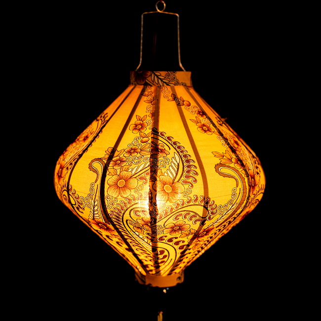 華やかな柄入り　ベトナム伝統のホイアン・ランタン〔提灯〕 - ダイヤ型〔アラベスク模様〕 3 - 幻想的な趣がありますね。