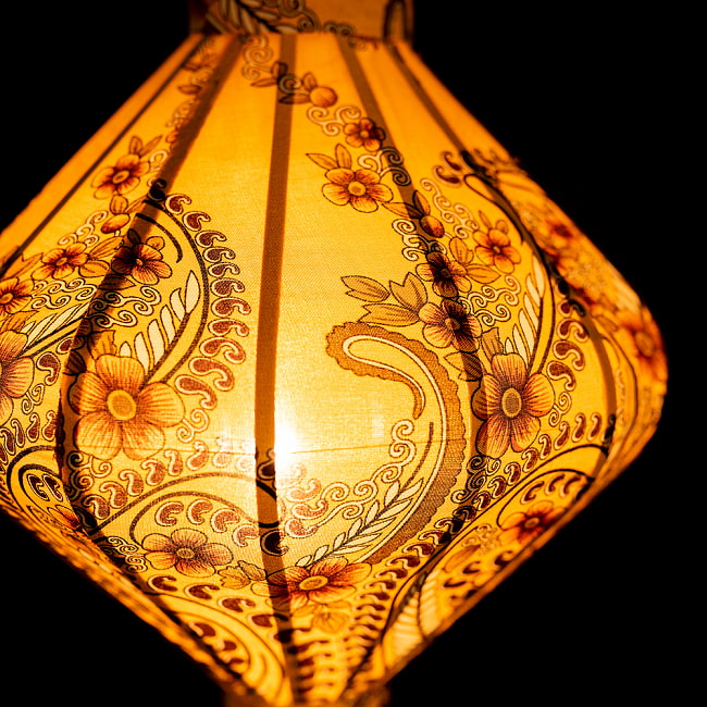 華やかな柄入り　ベトナム伝統のホイアン・ランタン〔提灯〕 - ダイヤ型〔アラベスク模様〕 4 - 拡大したところです