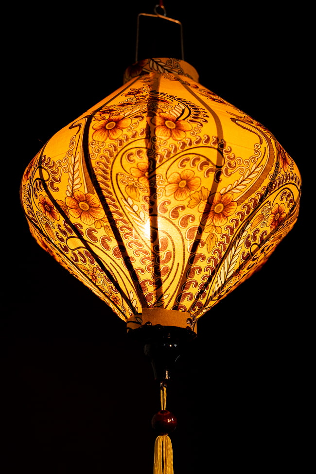 華やかな柄入り　ベトナム伝統のホイアン・ランタン〔提灯〕 - ダイヤ型〔アラベスク模様〕 5 - 角度を変えてみてみました。