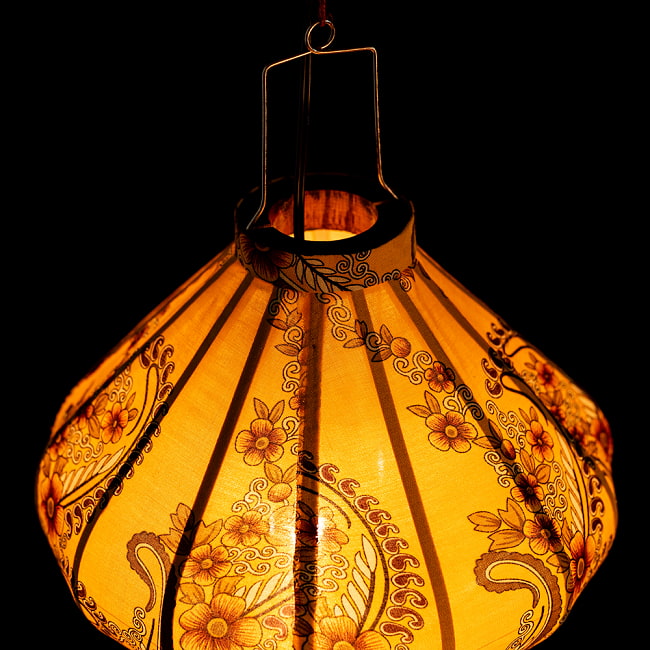 華やかな柄入り　ベトナム伝統のホイアン・ランタン〔提灯〕 - ダイヤ型〔アラベスク模様〕 6 - 上からの写真です