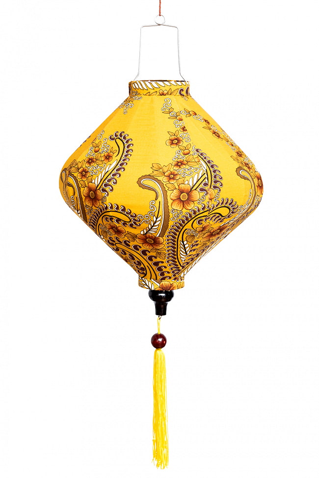 華やかな柄入り　ベトナム伝統のホイアン・ランタン〔提灯〕 - ダイヤ型〔アラベスク模様〕 7 - 明るい場所での写真です