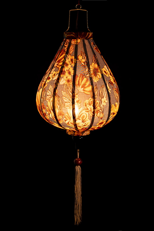 華やかな柄入り　ベトナム伝統のホイアン・ランタン〔提灯〕 - ティアドロップ〔レトロ花模様〕 2 - 点灯してみました。アジアンなムードたっぷりのランタンです。