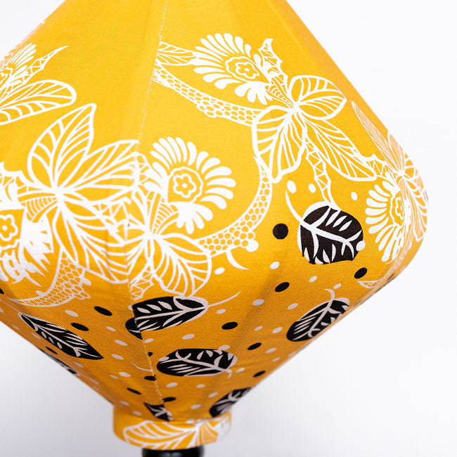 華やかな柄入り ベトナム伝統のホイアン・ランタン〔提灯〕 - ダイヤ型〔更紗模様〕 10 - 生地の拡大写真です