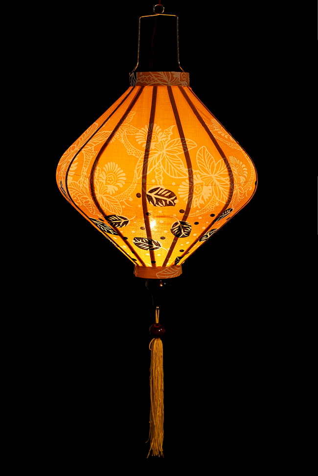 華やかな柄入り　ベトナム伝統のホイアン・ランタン〔提灯〕 - ダイヤ型〔更紗模様〕 2 - 点灯してみました。アジアンなムードたっぷりのランタンです。