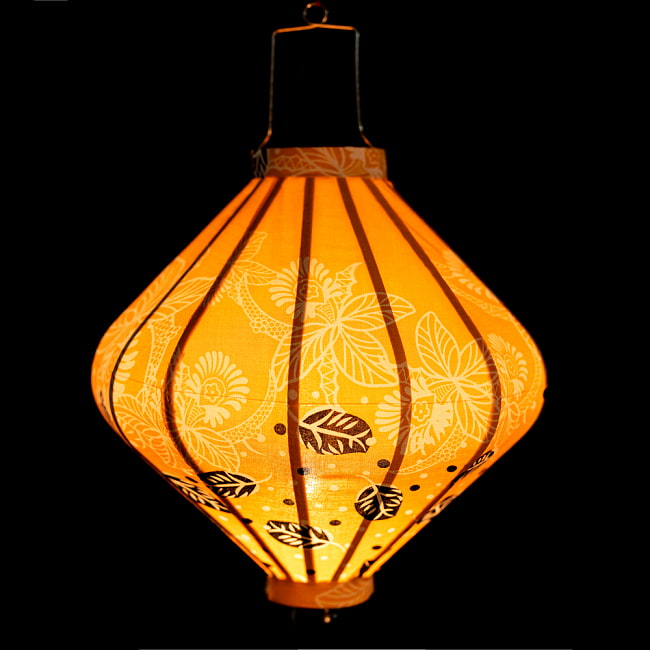 華やかな柄入り ベトナム伝統のホイアン・ランタン〔提灯〕 - ダイヤ型〔更紗模様〕 3 - 幻想的な趣がありますね。