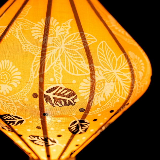 華やかな柄入り ベトナム伝統のホイアン・ランタン〔提灯〕 - ダイヤ型〔更紗模様〕 4 - 拡大したところです