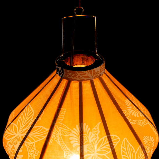 華やかな柄入り ベトナム伝統のホイアン・ランタン〔提灯〕 - ダイヤ型〔更紗模様〕 6 - 上からの写真です