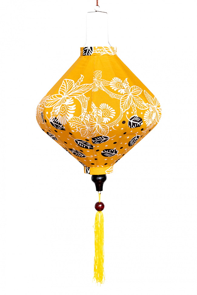 華やかな柄入り ベトナム伝統のホイアン・ランタン〔提灯〕 - ダイヤ型〔更紗模様〕 7 - 明るい場所での写真です