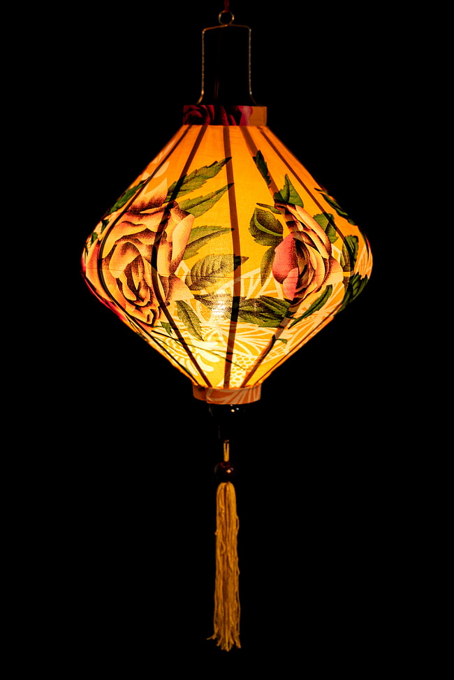 華やかな柄入り　ベトナム伝統のホイアン・ランタン〔提灯〕 - ダイヤ型〔レトロ花模様〕 2 - 点灯してみました。アジアンなムードたっぷりのランタンです。