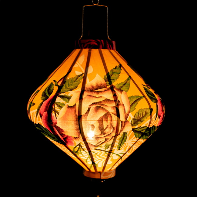 華やかな柄入り　ベトナム伝統のホイアン・ランタン〔提灯〕 - ダイヤ型〔レトロ花模様〕 3 - 幻想的な趣がありますね。