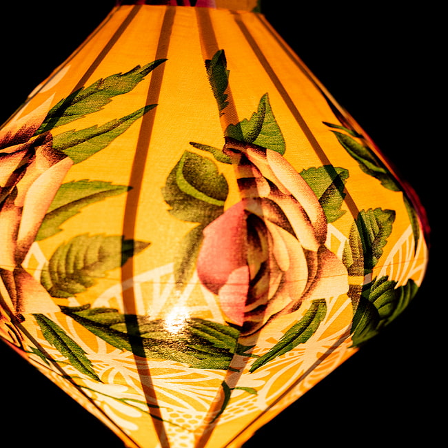 華やかな柄入り　ベトナム伝統のホイアン・ランタン〔提灯〕 - ダイヤ型〔レトロ花模様〕 4 - 拡大したところです