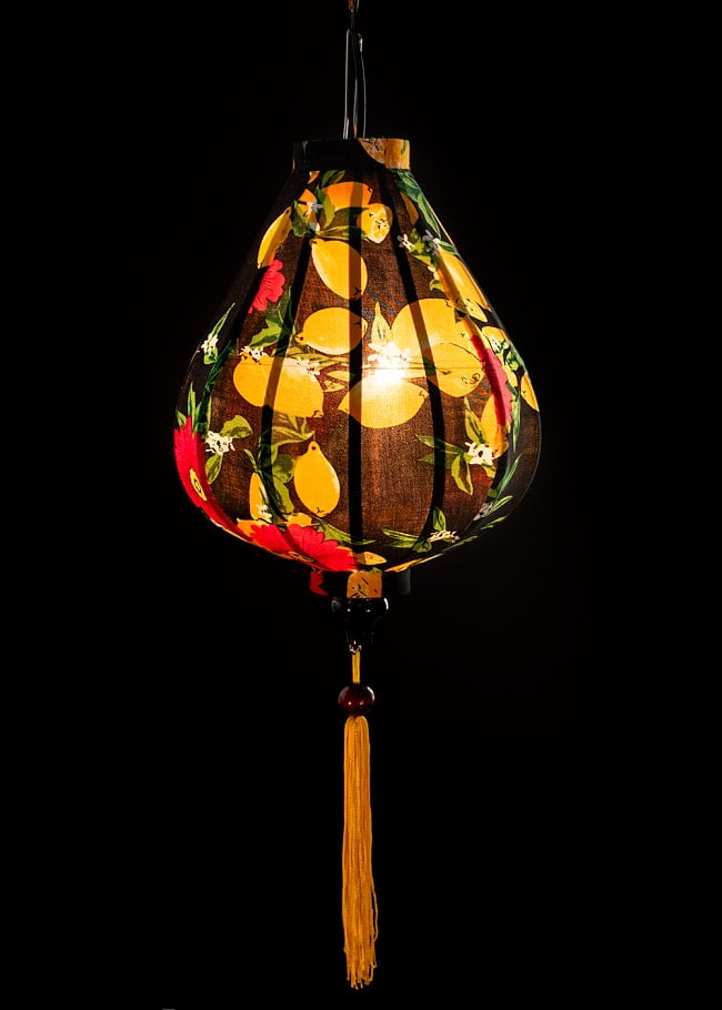 華やかな柄入り　ベトナム伝統のホイアン・ランタン〔提灯〕 - ティアドロップ〔檸檬模様〕 2 - 点灯してみました。アジアンなムードたっぷりのランタンです。