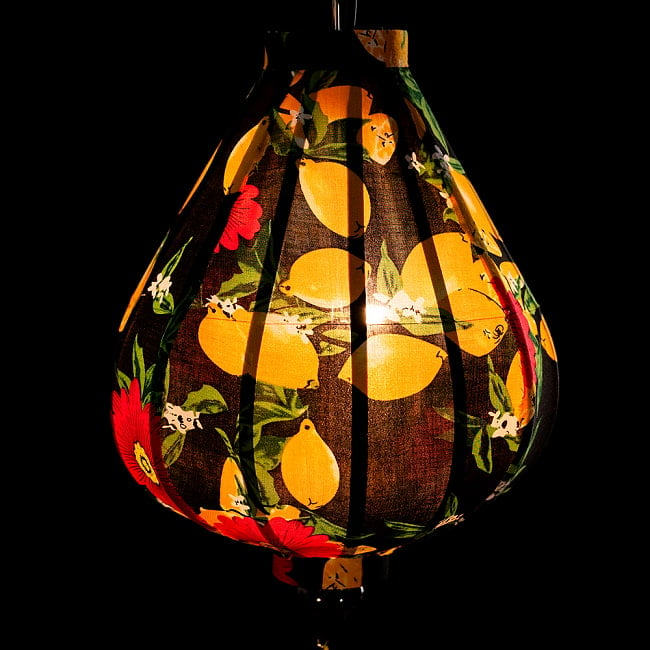華やかな柄入り　ベトナム伝統のホイアン・ランタン〔提灯〕 - ティアドロップ〔檸檬模様〕 3 - 幻想的な趣がありますね。