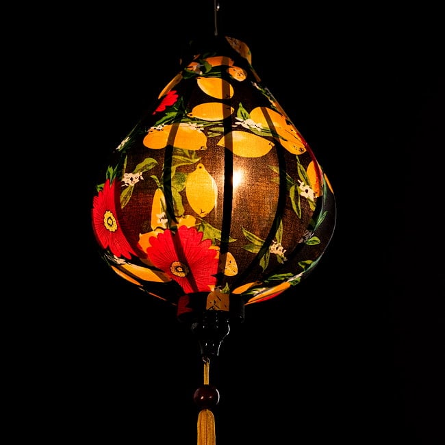 華やかな柄入り　ベトナム伝統のホイアン・ランタン〔提灯〕 - ティアドロップ〔檸檬模様〕 5 - 角度を変えてみてみました。