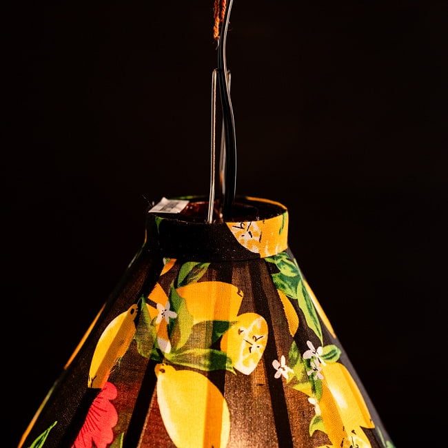 華やかな柄入り　ベトナム伝統のホイアン・ランタン〔提灯〕 - ティアドロップ〔檸檬模様〕 6 - 上からの写真です