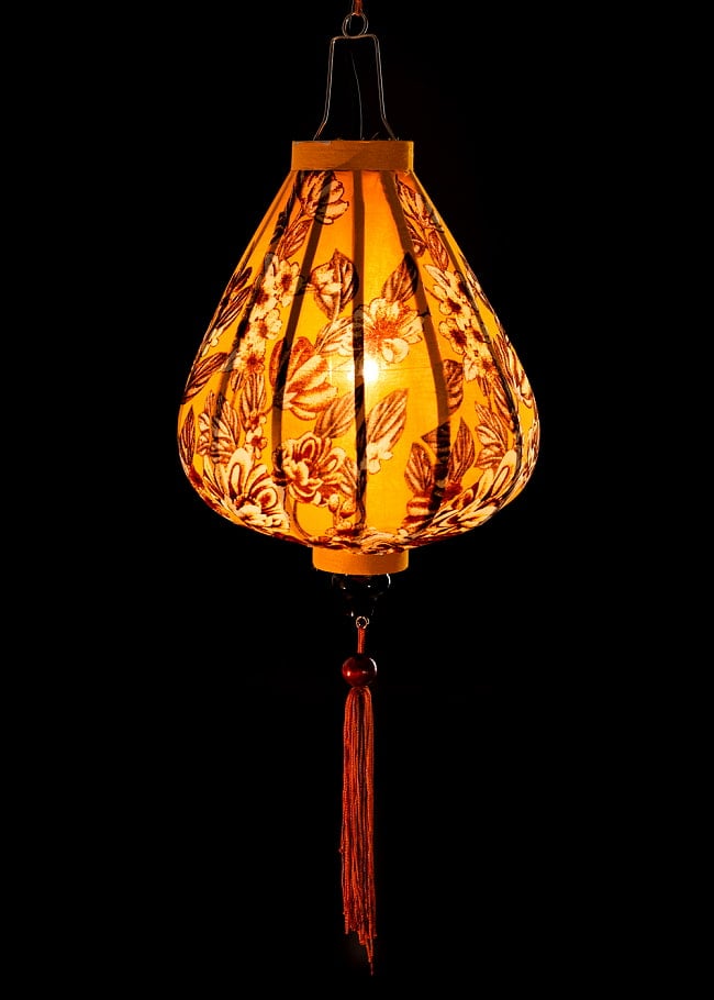 華やかな柄入り　ベトナム伝統のホイアン・ランタン〔提灯〕 - ティアドロップ〔レトロ更紗模様〕 2 - 点灯してみました。アジアンなムードたっぷりのランタンです。