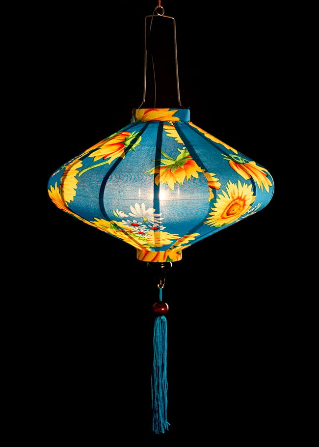 華やかな柄入り　ベトナム伝統のホイアン・ランタン(提灯) - 薄ひし形〔向日葵模様〕 2 - 点灯してみました。アジアンなムードたっぷりのランタンです。