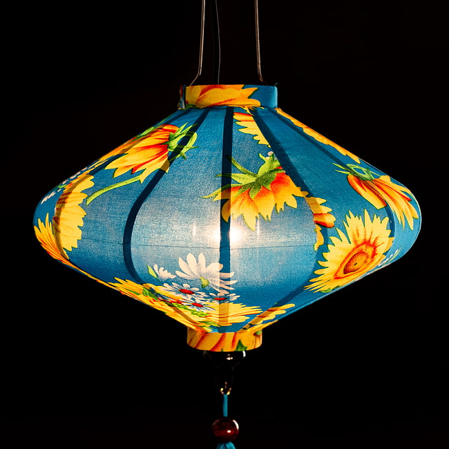 華やかな柄入り　ベトナム伝統のホイアン・ランタン(提灯) - 薄ひし形〔向日葵模様〕 3 - 幻想的な趣がありますね。