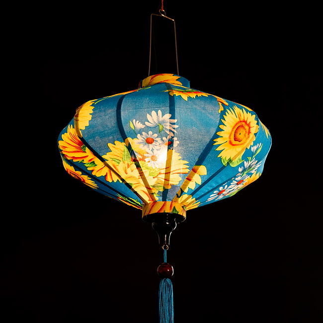華やかな柄入り　ベトナム伝統のホイアン・ランタン(提灯) - 薄ひし形〔向日葵模様〕 5 - 角度を変えてみてみました。