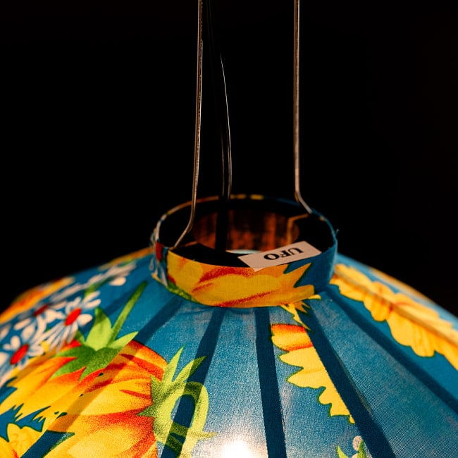 華やかな柄入り　ベトナム伝統のホイアン・ランタン(提灯) - 薄ひし形〔向日葵模様〕 6 - 上からの写真です
