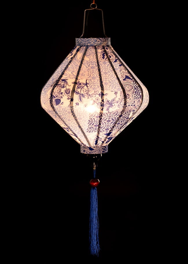 華やかな柄入り　ベトナム伝統のホイアン・ランタン(提灯) - ダイヤ型〔伝統模様〕 2 - 点灯してみました。アジアンなムードたっぷりのランタンです。