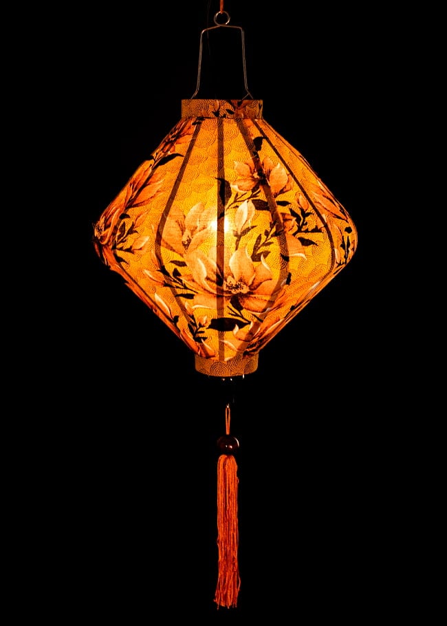 華やかな柄入り　ベトナム伝統のホイアン・ランタン(提灯) - ダイヤ型〔レトロ花模様〕 2 - 点灯してみました。アジアンなムードたっぷりのランタンです。