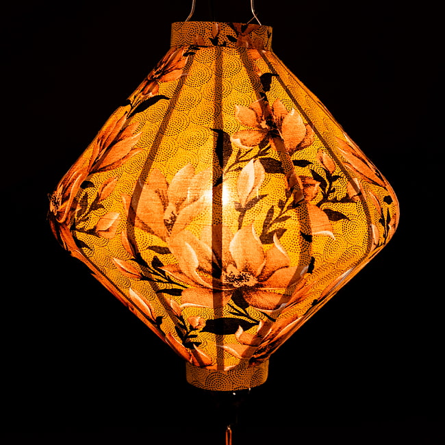 華やかな柄入り　ベトナム伝統のホイアン・ランタン(提灯) - ダイヤ型〔レトロ花模様〕 3 - 幻想的な趣がありますね。