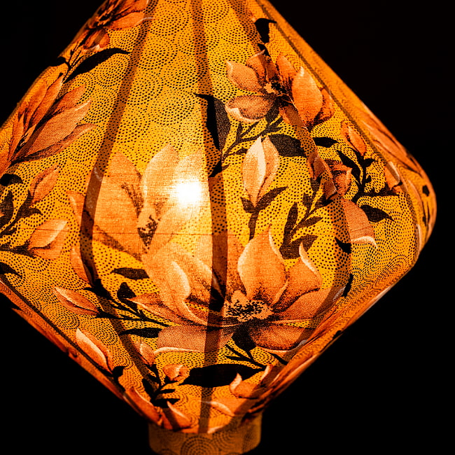 華やかな柄入り　ベトナム伝統のホイアン・ランタン(提灯) - ダイヤ型〔レトロ花模様〕 4 - 拡大したところです
