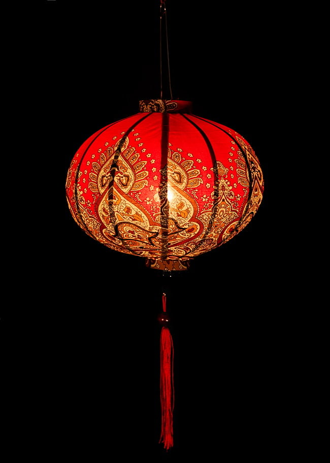 華やかな柄入り　ベトナム伝統のホイアン・ランタン〔提灯〕 - 丸型〔アラベスク模様〕 2 - 点灯してみました。アジアンなムードたっぷりのランタンです。
