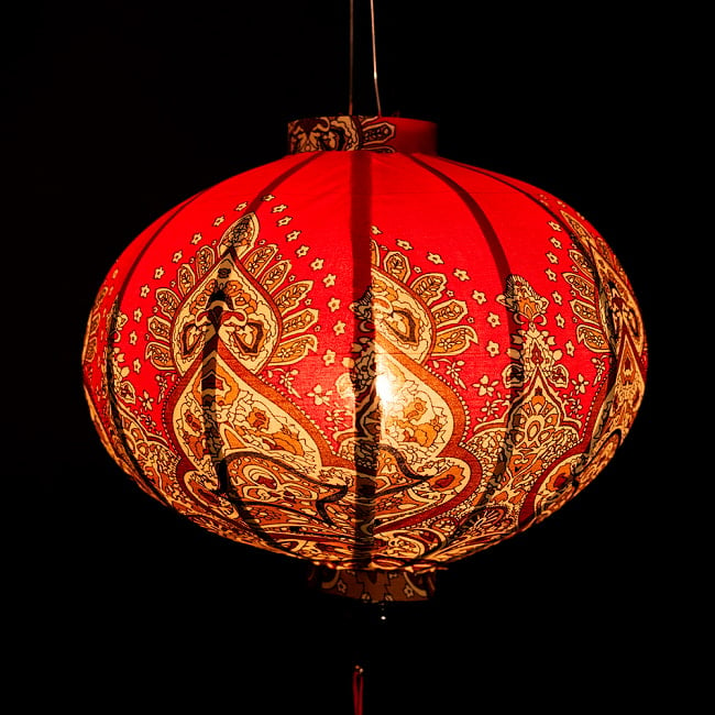 華やかな柄入り　ベトナム伝統のホイアン・ランタン〔提灯〕 - 丸型〔アラベスク模様〕 3 - 幻想的な趣がありますね。