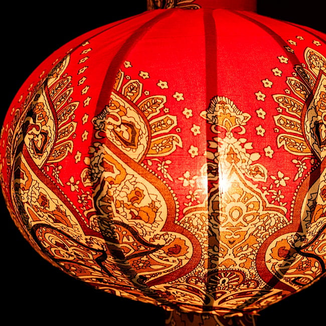華やかな柄入り　ベトナム伝統のホイアン・ランタン〔提灯〕 - 丸型〔アラベスク模様〕 4 - 拡大したところです